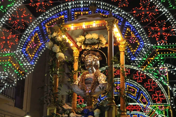 Busto di Santa Rosalia adornato con le decorazioni tradizionali della festa