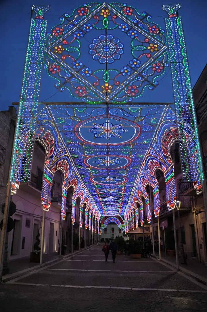 Decorazioni e luminarie tradizionali allestite per la festa di Santa Rosalia