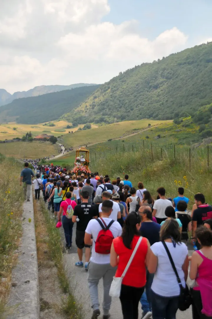 Fedeli in processione accompagnano il simulacro di Santa Rosalia