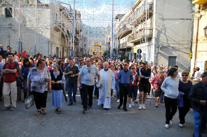 Processione di Santa Rosalia lungo le vie di Santo Stefano Quisquina