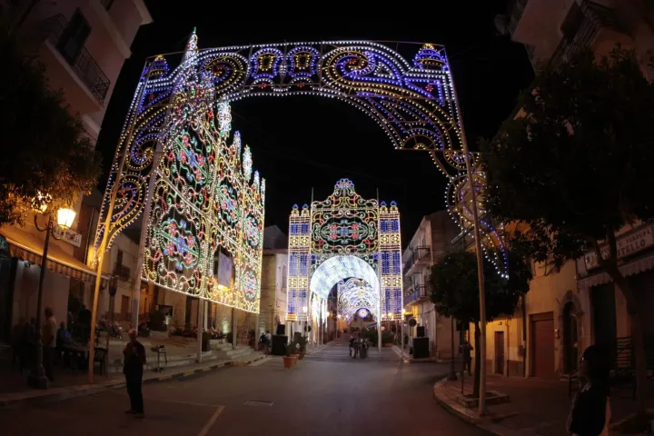 Strade di Santo Stefano Quisquina illuminate dalle luminarie durante la festa di Santa Rosalia