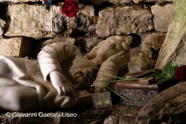 Statua di Santa Rosalia all'interno della grotta del Santuario della Quisquina