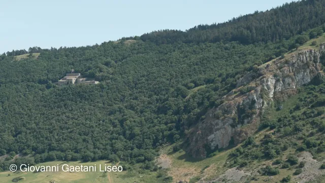 Vista panoramica dell'eremo di Santa Rosalia alla Quisquina immerso nel bosco della montagna